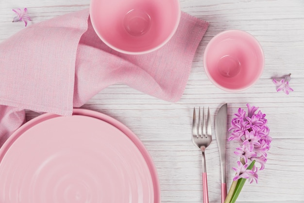 Zestaw talerzy i sztućców